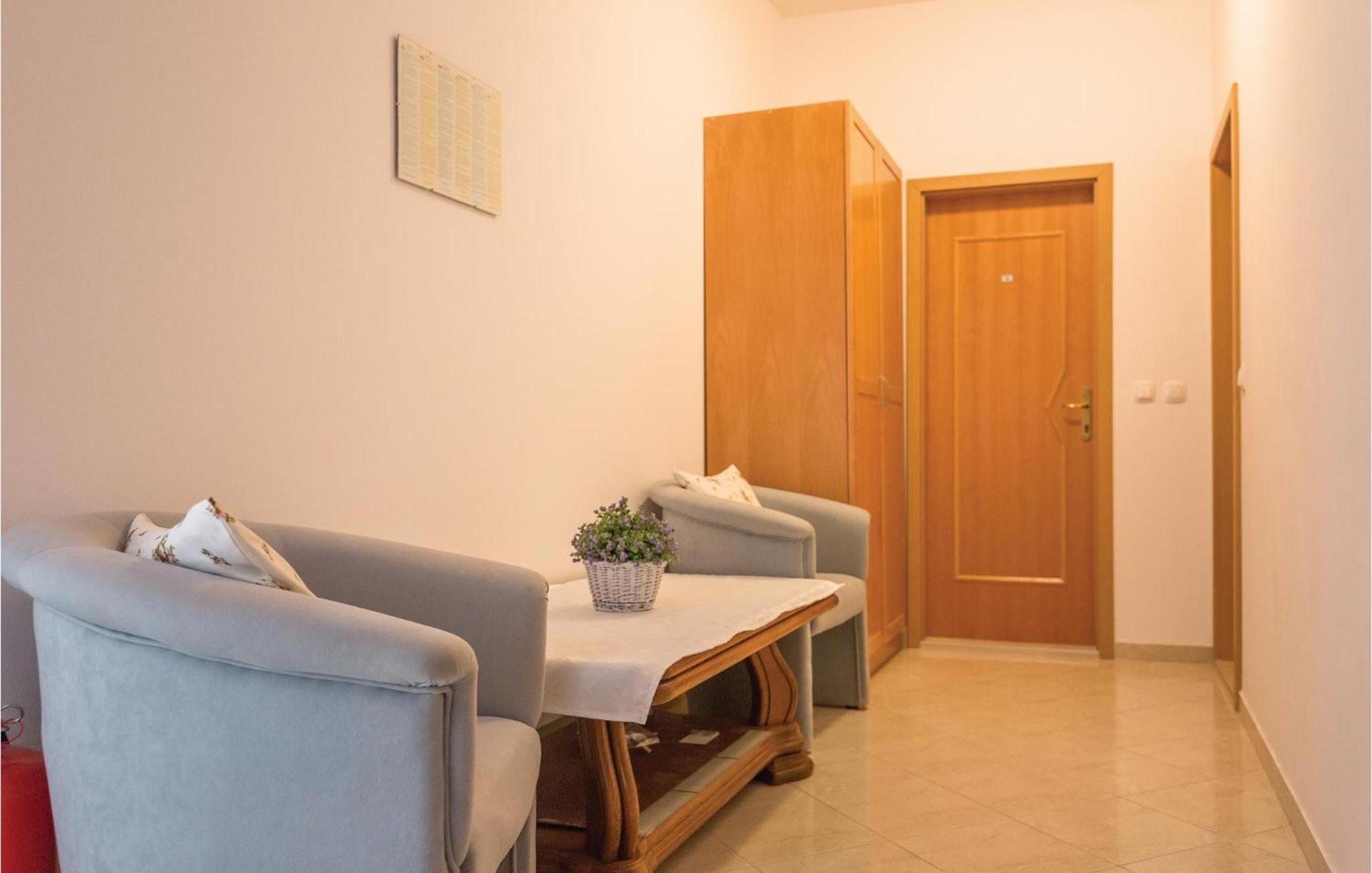 1 Bedroom Stunning Apartment In มาคาร์สกา ภายนอก รูปภาพ