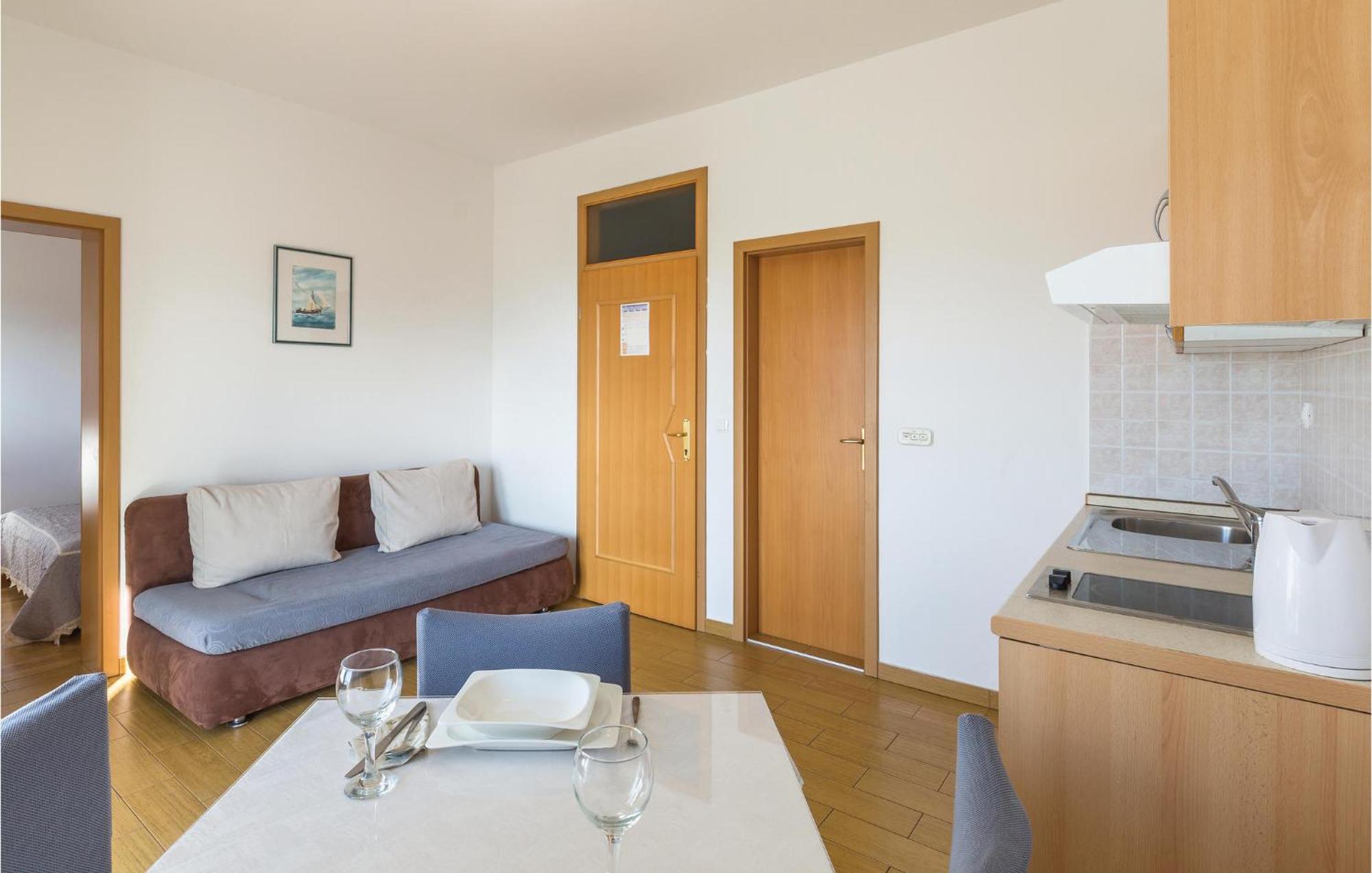 1 Bedroom Stunning Apartment In มาคาร์สกา ภายนอก รูปภาพ